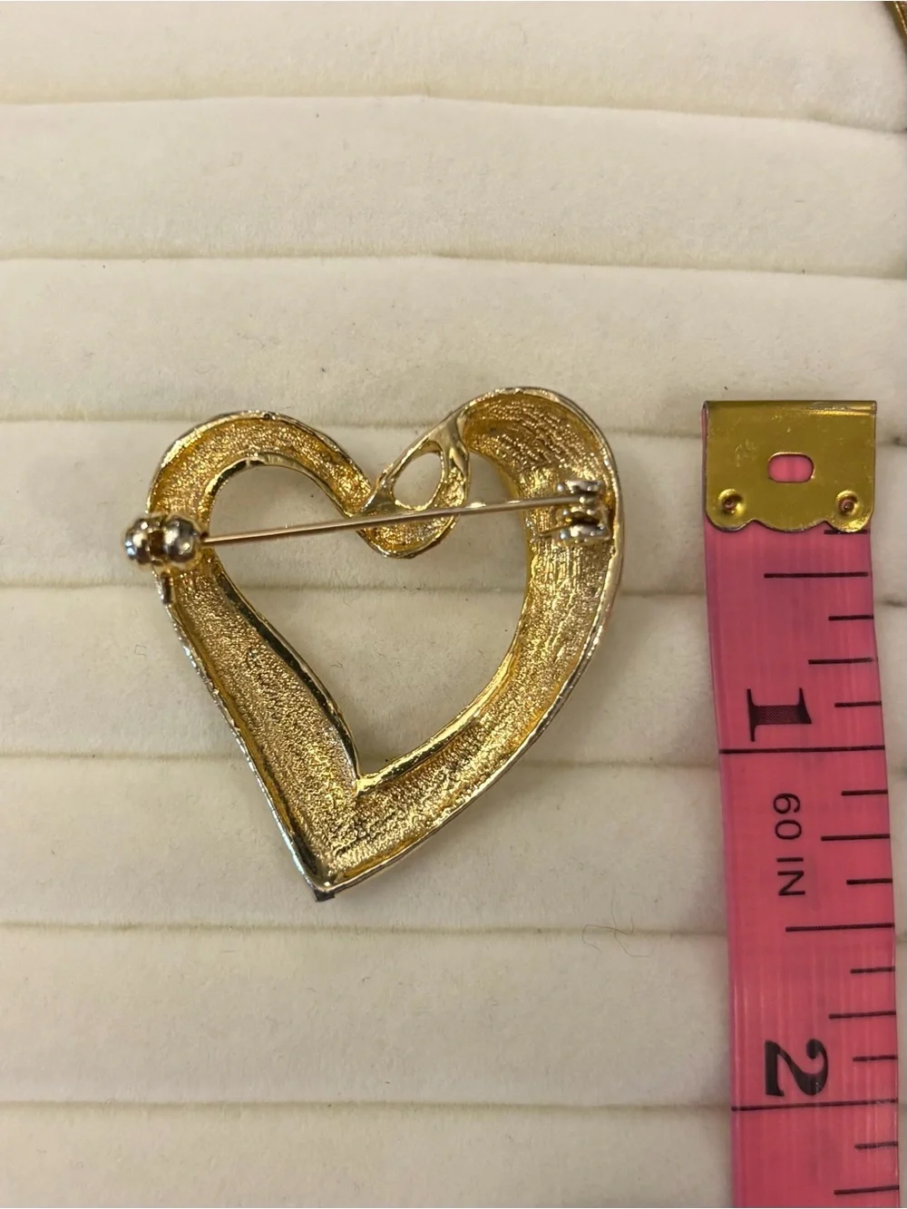 Vintage‎ Gold Tone Twisted Heart Brooch Classic Pin Romantic